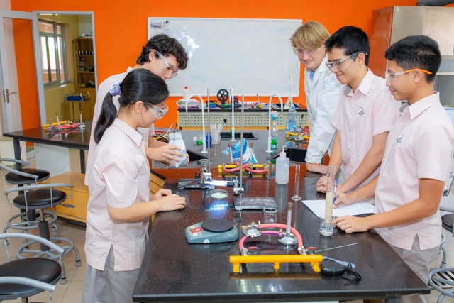 4 học sinh Việt Nam giành giải vàng cuộc thi khoa học của Cambridge - Ảnh 1.