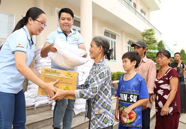 100 tấn gạo từ Vietbank được trao tặng đến các gia đình gặp khó khăn - Ảnh 1.
