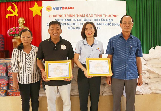 100 tấn gạo từ Vietbank được trao tặng đến các gia đình gặp khó khăn - Ảnh 2.
