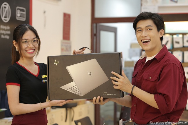 Khách hàng được trả góp 0% lãi suất khi mua laptop tại FPT Shop - Ảnh 1.