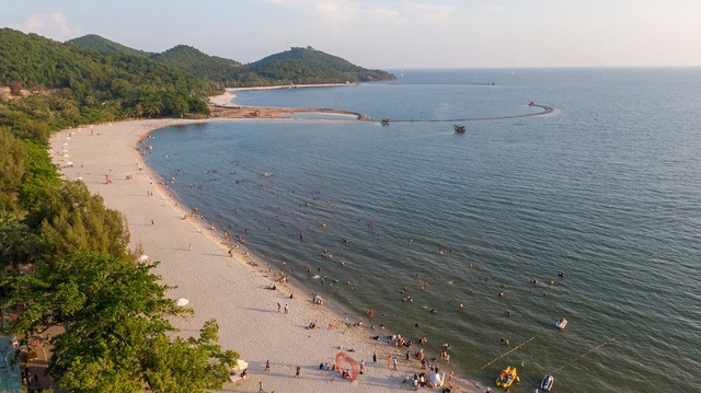 Bơm cát trắng cải tạo bờ biển, Hà Tiên quyết chạy đua cùng Phú Quốc - Ảnh 1.