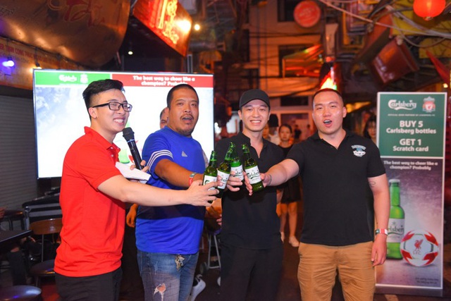 “Đêm trắng” mừng ngôi vương của fan Liverpool FC và Carlsberg - Ảnh 1.