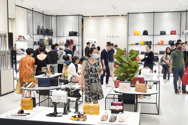 Không khí săn sale tưng bừng tại Vincom trong ngày đầu tiên của Lễ hội mua sắm Đỏ - Ảnh 6.