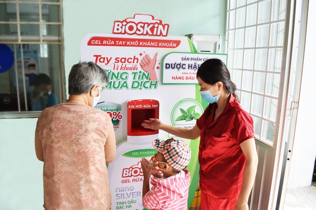 Dược Hậu Giang tài trợ gel rửa tay, máy rửa tay kháng khuẩn tự động giúp người dân phòng dịch hiệu quả - Ảnh 3.