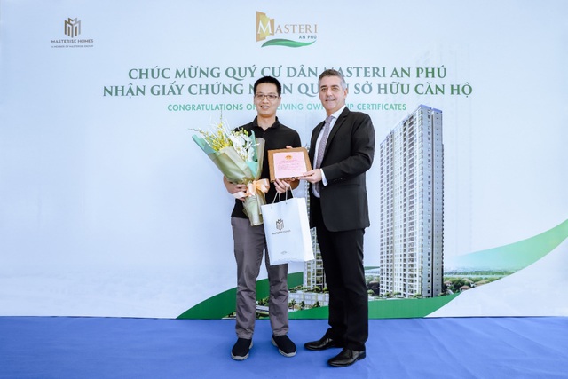 Masterise Homes chính thức bàn giao sổ hồng cho cư dân Masteri An Phú & M-One Nam Sài Gòn - Ảnh 1.