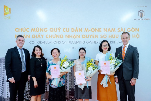 Masterise Homes chính thức bàn giao sổ hồng cho cư dân Masteri An Phú & M-One Nam Sài Gòn - Ảnh 2.