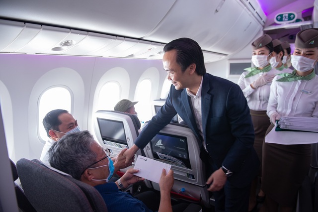 Chủ tịch Bamboo Airways xuất hiện trên khoang tặng quà hành khách trước thềm Quốc khánh 2/9 - Ảnh 1.