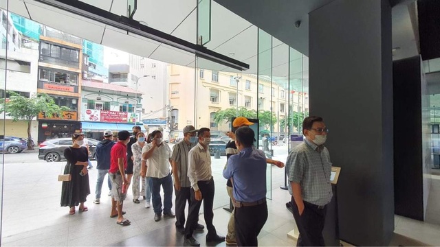 Giá siêu sang, Galaxy Z Fold2 vẫn bán siêu chạy ở Việt Nam trong 15 ngày: Hết veo 1000 máy - Ảnh 1.