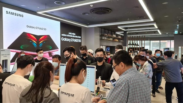 Giá siêu sang, Galaxy Z Fold2 vẫn bán siêu chạy ở Việt Nam trong 15 ngày: Hết veo 1000 máy - Ảnh 2.