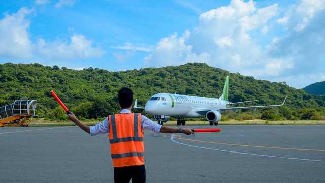 Khai trương bay Côn Đảo, Bamboo Airways tặng 1 tỷ đồng hỗ trợ hộ nghèo - Ảnh 1.