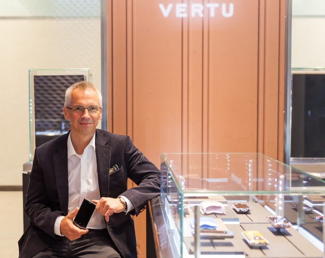 Bạn biết gì về Hutch Hutchison - Cựu giám đốc thiết kế của Vertu? - Ảnh 1.