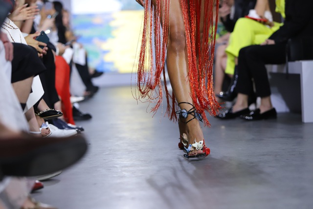 Những xu hướng giày cao gót “làm mưa làm gió” trên sàn diễn thời trang Việt cuối năm 2020 - Ảnh 3.