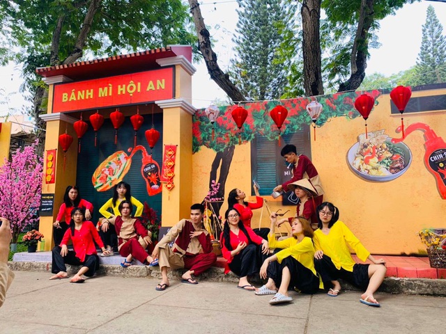 Người dân Sài Gòn đại náo Lễ hội Tết Việt và thưởng thức bữa tiệc ẩm thực bùng nổ nhất mùa Tết này - Ảnh 3.