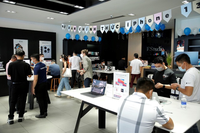 FPT Shop & F.Studio by FPT là chuỗi cửa hàng chính hãng tiên phong mở bán iPhone 13 series tại Việt Nam - Ảnh 2.