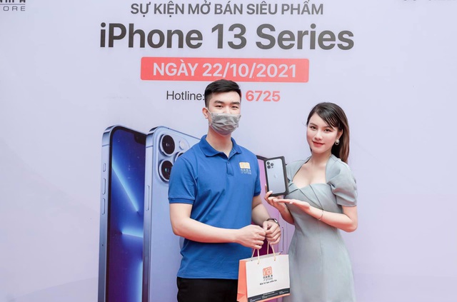 Không khí tưng bừng đợt 1 mở bán iPhone 13 chính hãng tại Việt Nam - Ảnh 1.