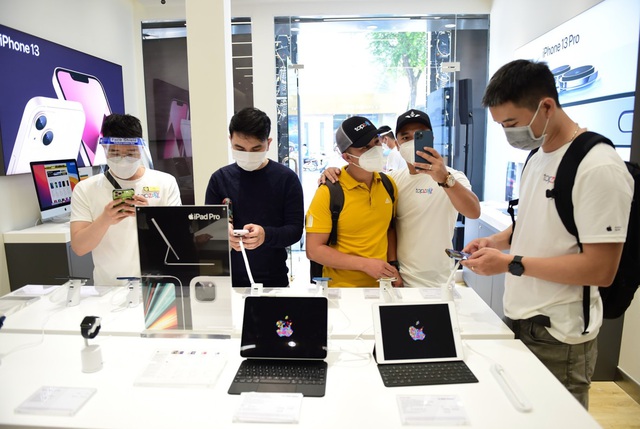 Fan Apple hào hứng với cửa hàng chuẩn ‘style’ Apple tại Việt Nam - Ảnh 2.