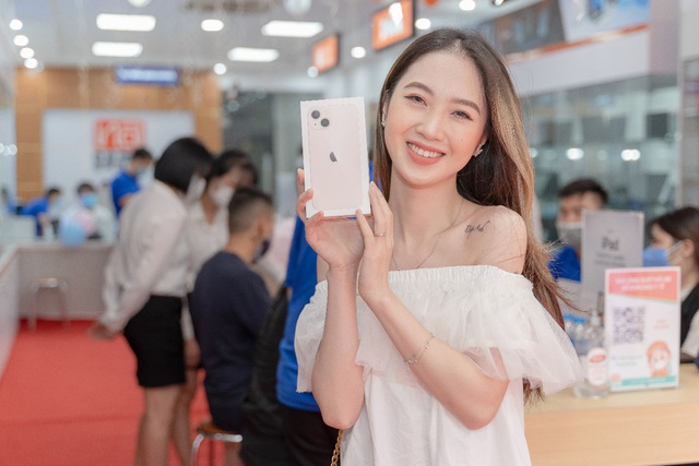 Không khí tưng bừng đợt 1 mở bán iPhone 13 chính hãng tại Việt Nam - Ảnh 2.