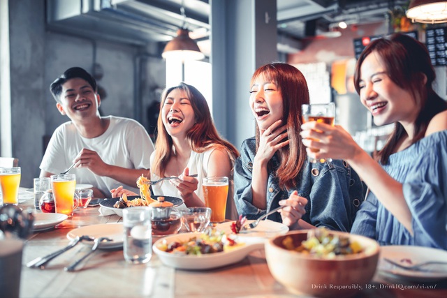 Sao cứ phải đụng tới rượu bia? Hãy áp dụng những mẹo sau để hòa nhập với môi trường mới - Ảnh 4.