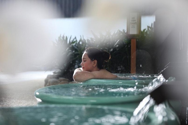 Bác sỹ nói gì về lợi ích của việc chăm sóc sức khỏe bằng tắm onsen - Ảnh 2.