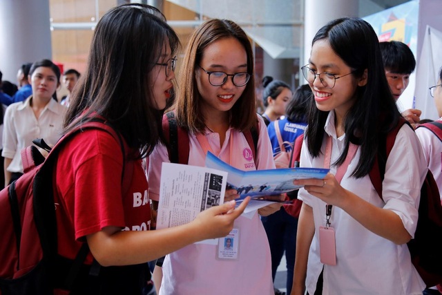 Sinh viên Văn Lang tiếp cận hàng ngàn vị trí việc làm qua Job Fair online - Ảnh 2.