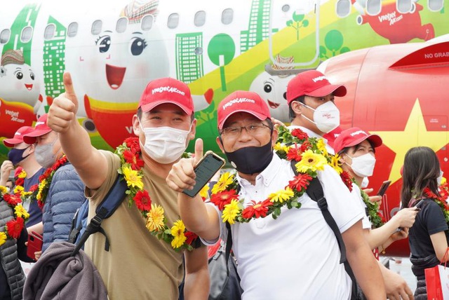 Đoàn du khách quốc tế hộ chiếu vaccine đầu tiên đến Phú Quốc - Ảnh 2.