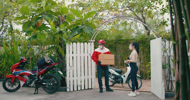 Cảm ơn những chuyến xe xông pha đưa Việt Nam đến bình thường mới - Ảnh 1.