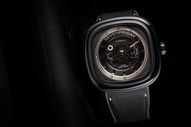 SEVENFRIDAY bất ngờ back to basic với T1/04 chỉ hai màu trắng đen - Ảnh 1.