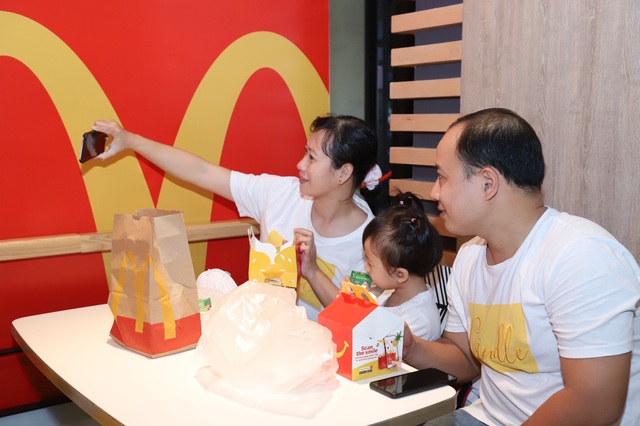 Mcdonald’s Việt Nam lọt Top 10 nhóm ngành sản phẩm dịch vụ tin dùng 2021 - Ảnh 2.