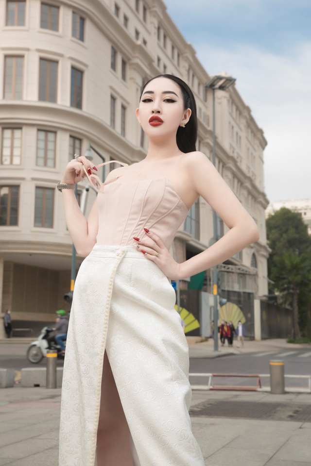 Hoa hậu Huỳnh Thúy Anh khoe thần thái ngút ngàn cùng set đồ Chanel bạc tỷ - Ảnh 2.