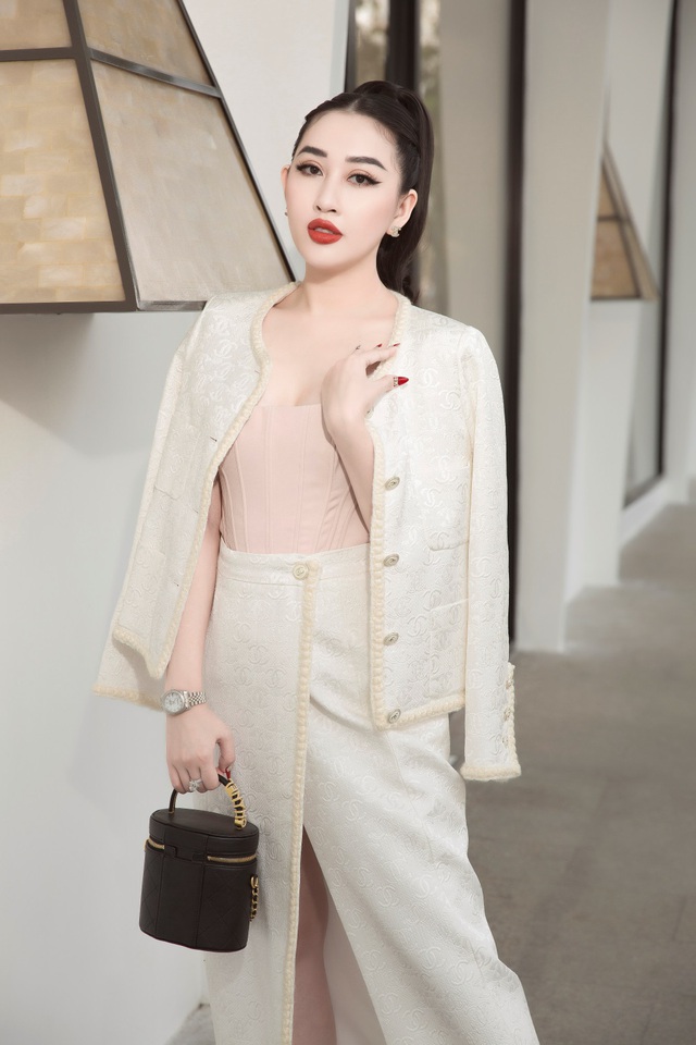 Hoa hậu Huỳnh Thúy Anh khoe thần thái ngút ngàn cùng set đồ Chanel bạc tỷ - Ảnh 3.