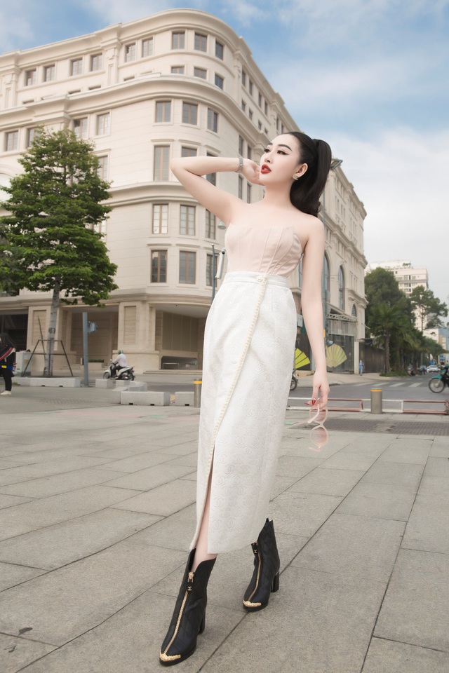 Hoa hậu Huỳnh Thúy Anh khoe thần thái ngút ngàn cùng set đồ Chanel bạc tỷ - Ảnh 4.