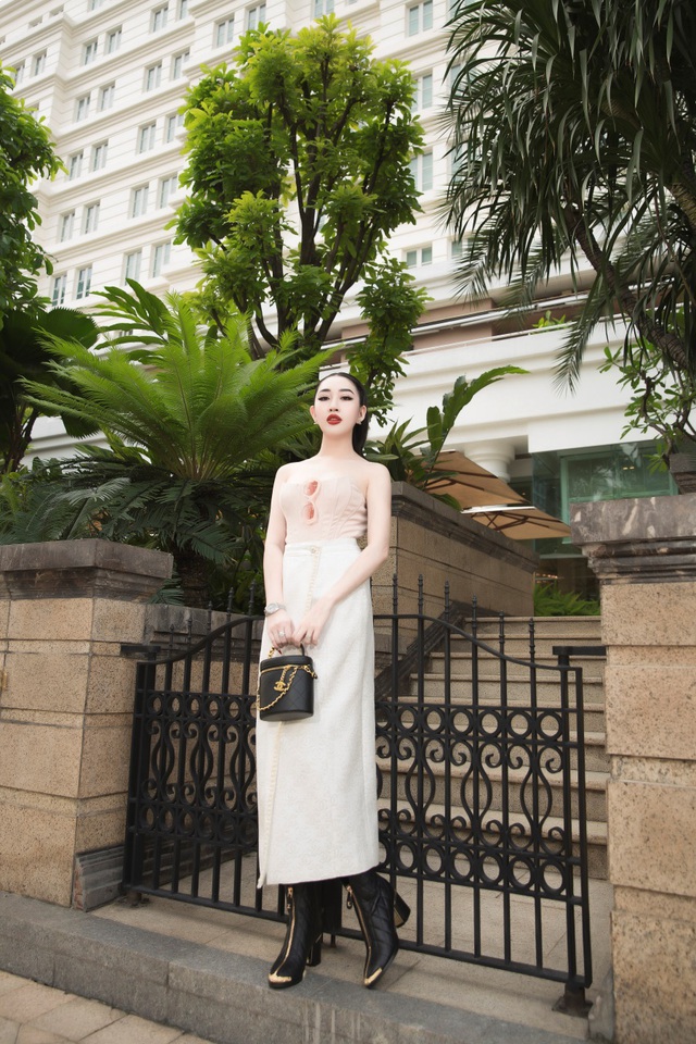 Hoa hậu Huỳnh Thúy Anh khoe thần thái ngút ngàn cùng set đồ Chanel bạc tỷ - Ảnh 7.