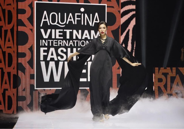 Thanh Hằng diễn mở màn Aquafina Tuần lễ Thời trang Quốc tế Việt Nam - Ảnh 3.