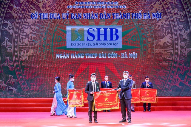 SHB tiếp tục được vinh danh top 10 doanh nghiệp có BCTN tốt nhất - Ảnh 2.