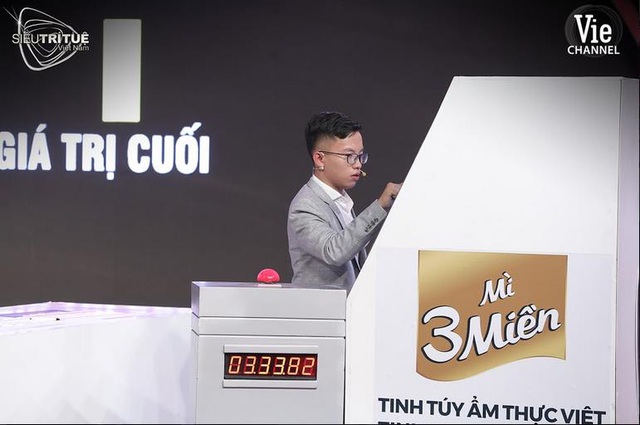 Màn đấu trí ngạt thở nhất Siêu Trí Tuệ Việt Nam: 3 chàng trai “con nhà người ta” này được xướng tên cho giải thưởng vinh danh 300 triệu đồng - Ảnh 1.