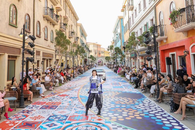Vẫn là câu chuyện sàn catwalk độc đáo giữa thiên nhiên, nhưng Fashion Voyage #3 đã khiến Nam Phú Quốc bừng sáng như một “kinh đô thời trang” - Ảnh 2.