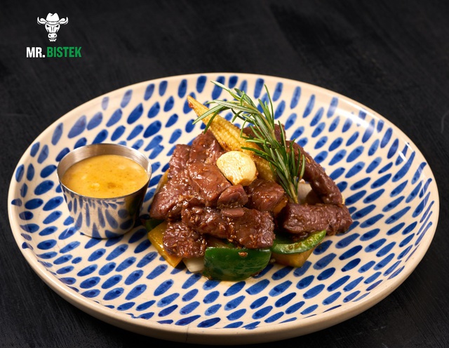 Muốn ăn Steak “chuẩn xịn” giữa lòng Sài Gòn thì ghé ngay quán này, thử ngay “Bò đốt rượu” cực ghiền có 1-0-2! - Ảnh 1.