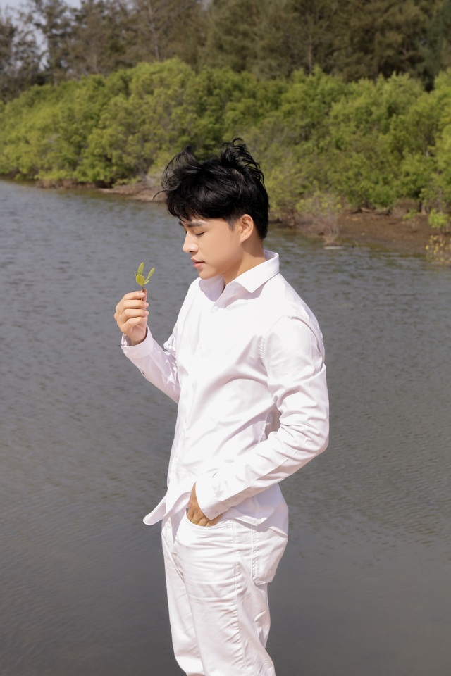 Không tin nổi giọng hát tone nữ ngọt lịm cao vút đầy truyền cảm trong MV “Con yêu thơ dại” hóa ra lại là của nam ca sĩ Trần Tùng Anh - Ảnh 1.