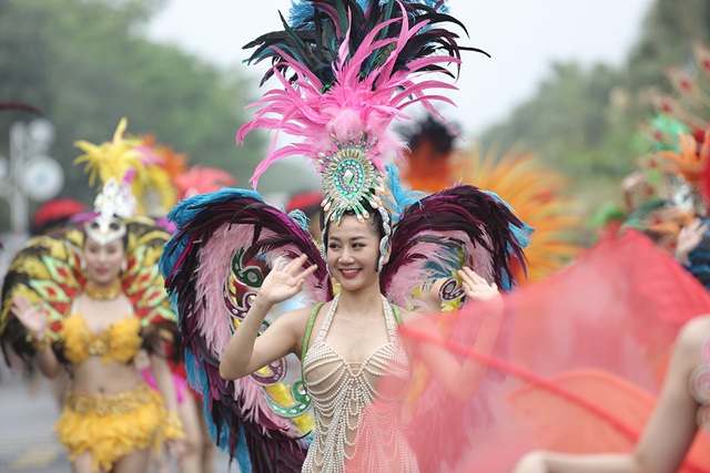 Nhìn biển người tại lễ hội hoa Sầm Sơn, biết ngay điểm ăn chơi cực đã mùa hè này - Ảnh 2.