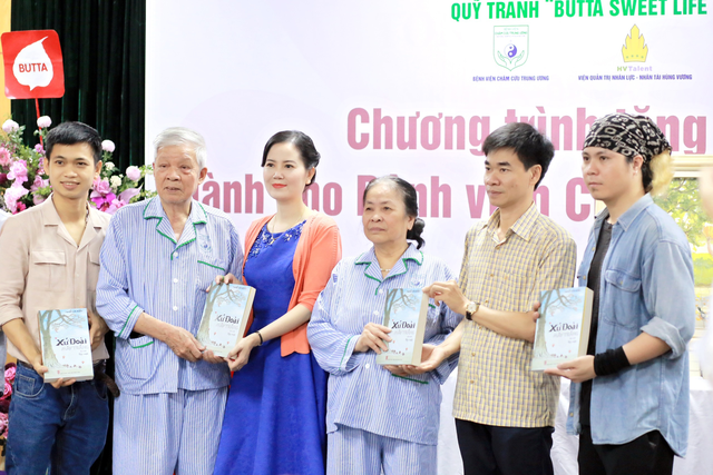 Quỹ tranh Butta tặng tranh sơn dầu cho các bệnh viện Việt Nam - Ảnh 3.