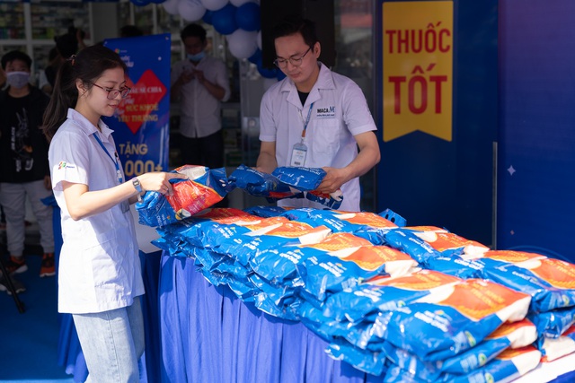 FPT Long Châu trao tặng miễn phí 210.000 ngày thuốc và 140 tấn gạo trên toàn quốc - Ảnh 2.