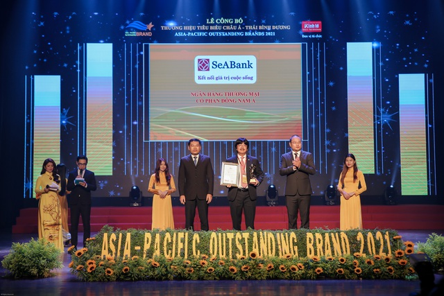SeABank được Vietnam Report vinh danh trong “Top 50 doanh nghiệp tăng trưởng xuất sắc nhất Việt Nam 2021” - Ảnh 1.