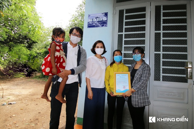 Khang Điền trao tặng 02 căn nhà tình thương cho người dân khó khăn - Ảnh 1.