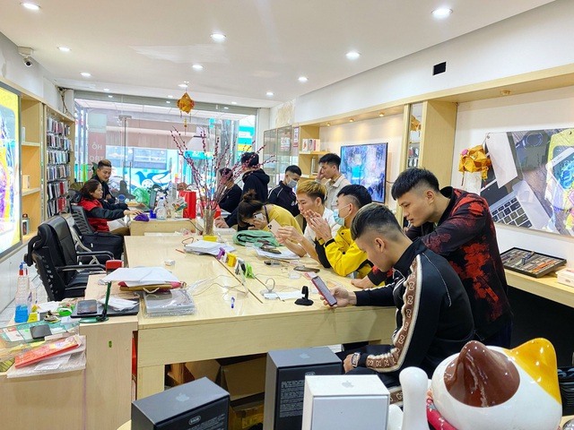 Chủ cửa hàng Nguyễn Trọng Trung chia sẻ bí quyết kinh doanh điện thoại với số vốn ít - Ảnh 2.