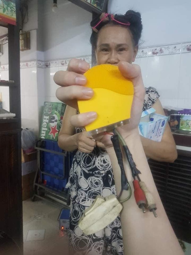 Hot “rần rần” hình ảnh sửa máy rửa mặt cho vợ con của ông bố, cư dân mạng còn choáng hơn với pha bẻ lái của nhãn hàng - Ảnh 3.