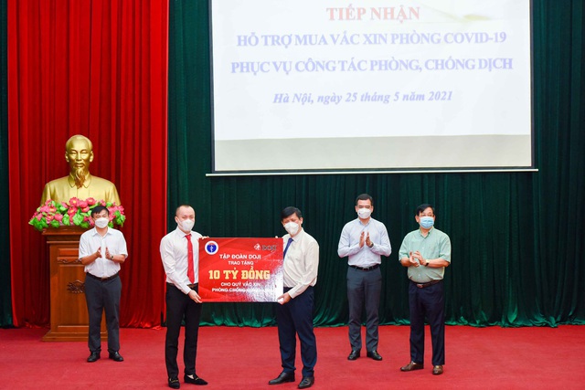 Hai doanh nghiệp của ông Đỗ Minh Phú trao tặng 20 tỷ đồng vào Quỹ Vaccine phòng Covid -19 - Ảnh 1.