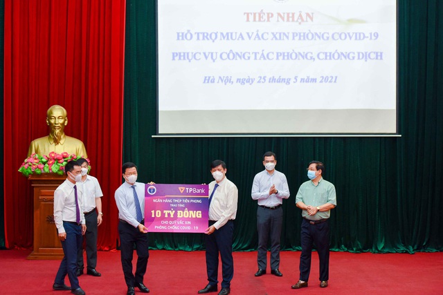 Hai doanh nghiệp của ông Đỗ Minh Phú trao tặng 20 tỷ đồng vào Quỹ Vaccine phòng Covid -19 - Ảnh 2.