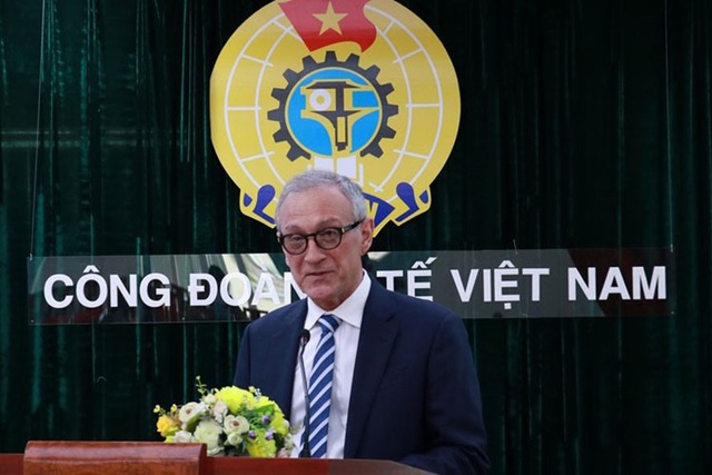 Bác sĩ thẩm mỹ người Mỹ ủng hộ  quỹ Vaccine Covid-19 của Việt Nam - Ảnh 1.