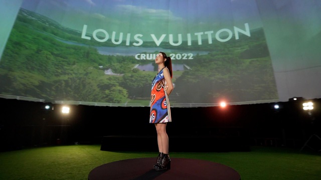 Chloe Nguyễn xem show Louis Vuitton tại nhà theo cách độc nhất vô nhị khiến ai cũng phải thốt lên: Đỉnh quá chị ơi! - Ảnh 2.