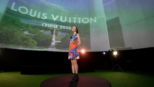 Chloe Nguyễn xem show Louis Vuitton tại nhà theo cách độc nhất vô nhị khiến ai cũng phải thốt lên: Đỉnh quá chị ơi! - Ảnh 3.